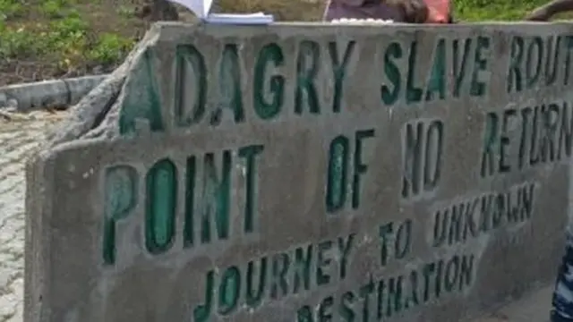 Oju ọna ti awọn ẹru n gba wọ ọkọ oju omi