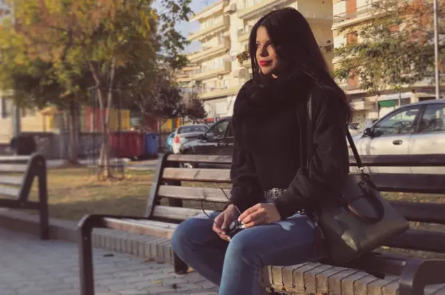 Zoe Babaolou genç Yunanların 2015'te ideolojik kaygılarla oy verdiğini fakat bunun bir faydasını görmediklerini söylüyor
