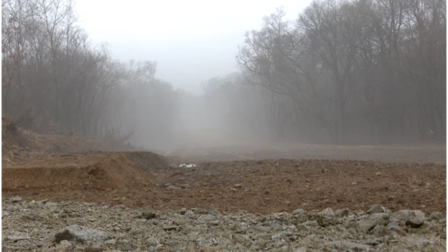 흰색 자갈을 깐 남측 도로와 붉은빛 흙길인 북측 도로가 만나는 지점이 바로 군사분계선이었다