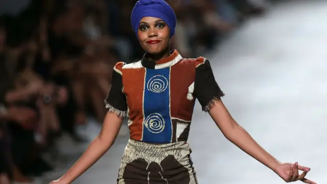 Gabar xiran dharka dhaqanka Angola oo ka qeybgashay todobaadka dhaqanka ee Lisbon