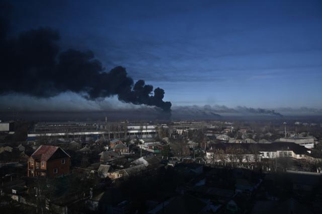 Focos de fogo e fumaça surgem em uma instalação militar em Chuhuiv, próxima a Kharkiv