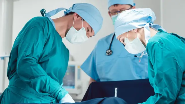 Doctores practicando una cesárea