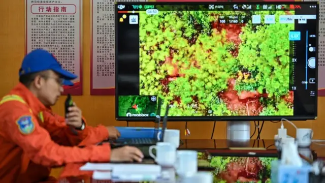 중국 당국은 드론을 띄워 코끼리들의 움직임을 관찰했다