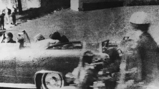 Rais Kennedy akimlalia mkewe baada ya kupigwa risasi