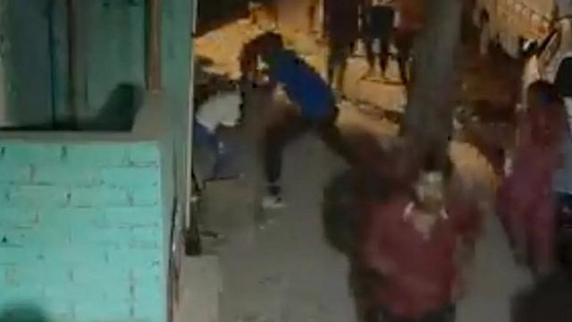 公衆の面前で少女を残忍に殺害、周囲は傍観 インド首都 - BBCニュース