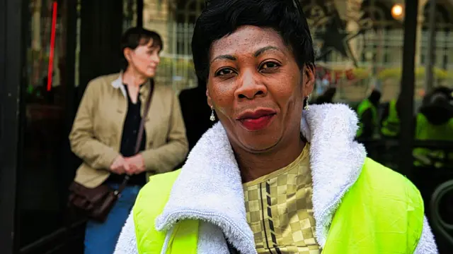 Céline N'Go, Gilet jaune d'origine camerounaise. Elle travaille comme infirmière.