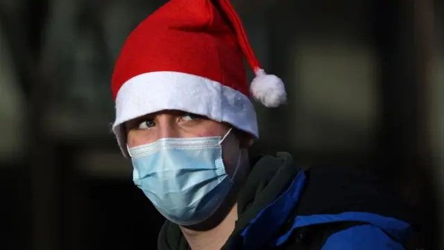 Un comprador usando gorro navideño