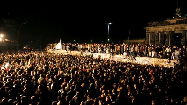 13 ноября 1989 года. Берлинцы празднуют падение стены