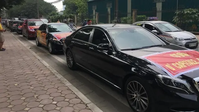 Dàn xe hơi đi 'biểu tình' dự án D'Capitale của Tân Hoàng Minh và Vingroup
