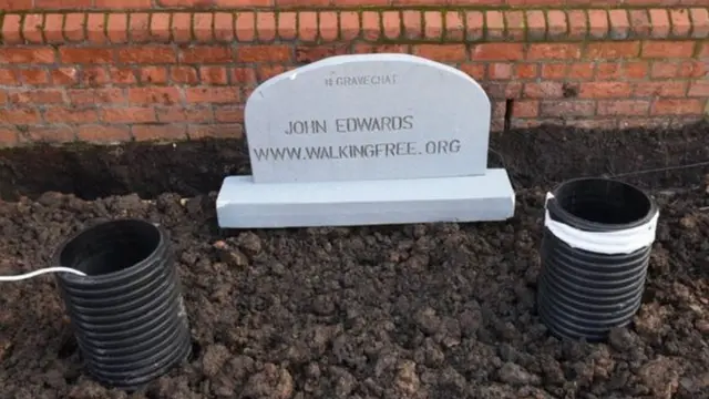 La fameuse tombe de John Edwards dans les jardins de l'église Willowfield, à l'est de Belfast