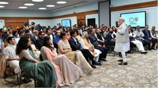 नरेंद्र मोदी कलाकारांसह