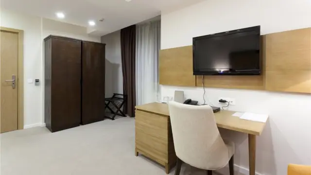 Televisor en un cuarto de hotel