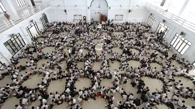 هزاران دانش آموز مدرسه شبانه روزی اسلامی الرضات الحسنه در سوماترای اندونزی دسته جمعی قرآن می‌خوانند. این یک فعالیت روتین در ماه رمضان برای حداقل ۱۹۰۰ دانش آموز است