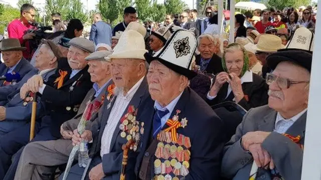 Жеңиш майрамынын урматына согуш ардагерлерине 15 миң сомдон бир жолку акчалай жардам көрсөттү.