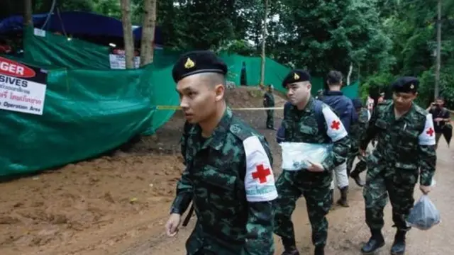 থাই মেডিকেলের কর্মকর্তারা নিজেদের ক্যাম্প স্থাপন করেছেন।
