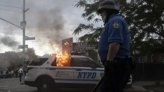 горящая машина