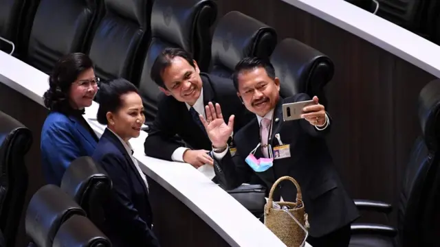 ส.ส. เพื่อไทย นำโดยนายวัน อยู่บำรุง เซลฟีกลางสภา ก่อนการประชุมจะเริ่มขึ้นวันที่ 19 ก.ค.
