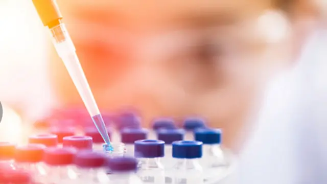 Científica en el laboratorio