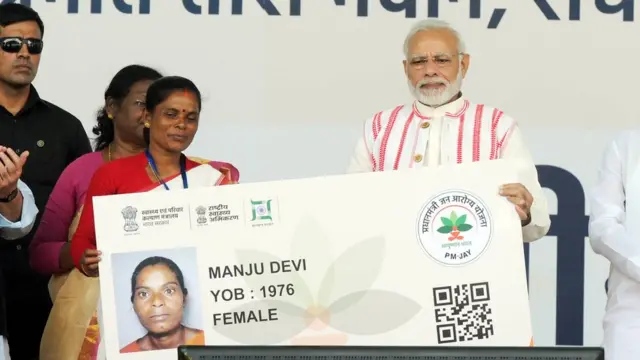 23 સપ્ટેમ્બર, 2018 ના રોજ ઝારંખંડના રાંચી ખાતે વડા પ્રધાન નરેન્દ્ર મોદીએ લાભાર્થીઓને આયુષ્માન કાર્ડનું વિતરણ કરી PMJA યોજના લૉન્ચ કરી હતી