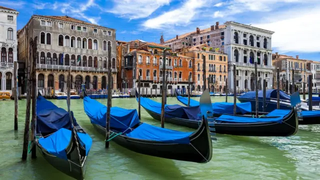 Исторический центр Венеции состоит из 118 островков, соединенных каналами и мостами