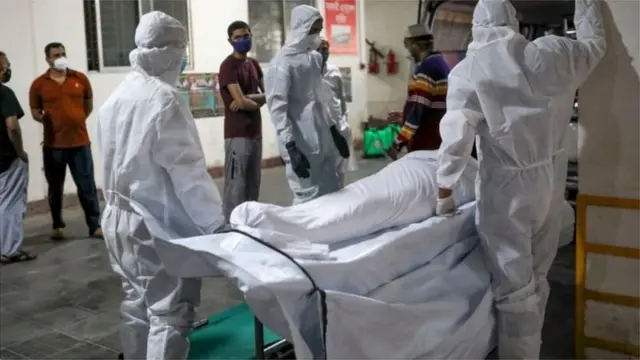 হাসপাতাল থেকে করোনা রোগীর মরদেহ সরিয়ে নেয়া হচ্ছে