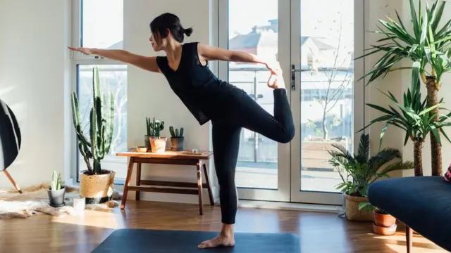 Mulher faz yoga dentrocódigo promocional betborocasa