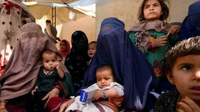 લશ્કરગાહના એક મોબાઇલ ક્લિનિકમાં મહિલાઓ અને બાળકો