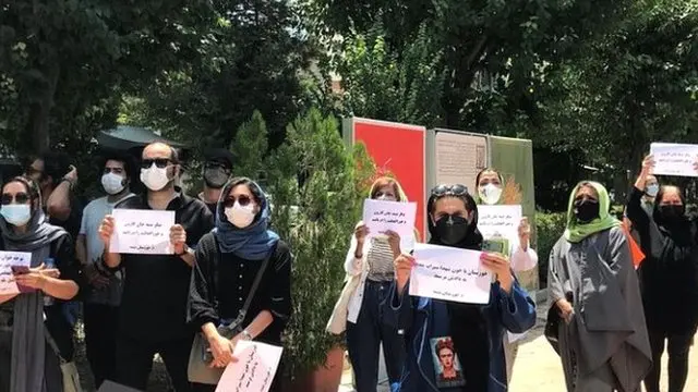 تجمع شماری از سینماگران و فعالان مدنی در خانه هنرمندان