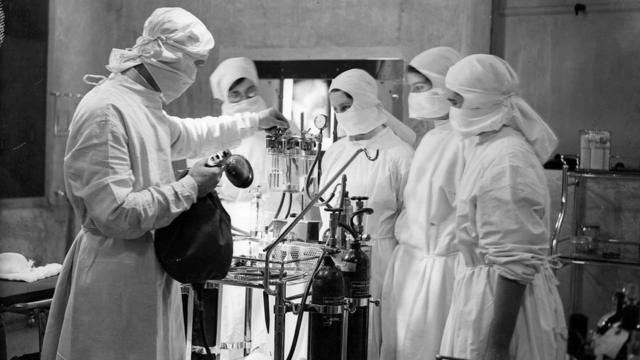 一群学护在手术室内接受培训（1933年）