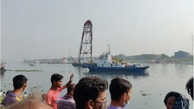 রবিবার বিকেলে ডুবে যাওয়া ছোট লঞ্চটি উদ্ধারে তৎপরতা চলছে।