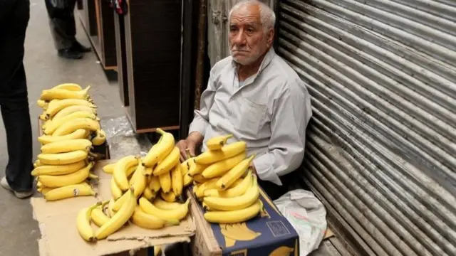 ઈરાનમાં કેળા વેચતી વ્યક્તિ