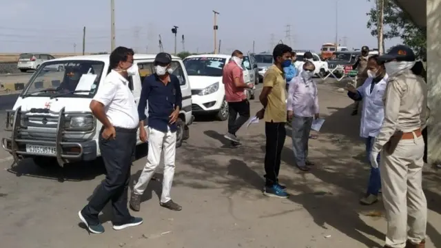 બહારથી આવતા લોકોની ચેકપોસ્ટ પર નોંધણી કરાય છે