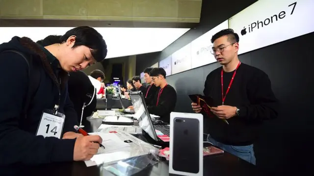 ஆப்பிள் ஐ ஃபோன் விற்பனையில் சரிவு ஏன்?