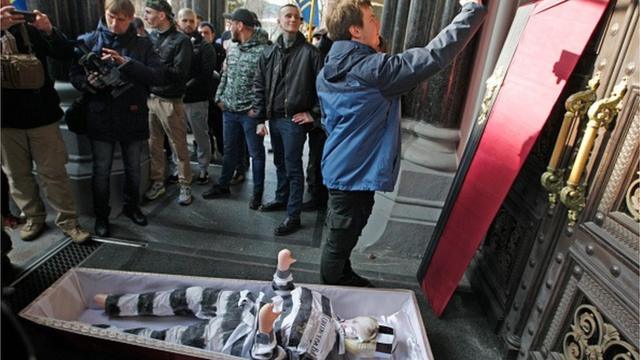 Опудало Валерії Гонтаревої вже клали в труну - під час протестів через різку девальвацію гривні після початку конфлікту на сході України