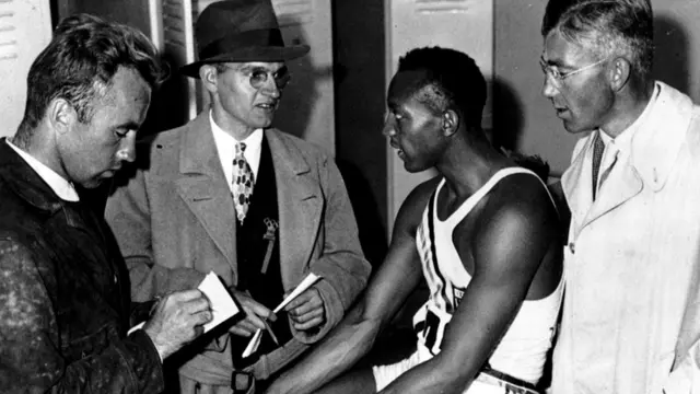 Оуэнс дает интервью во время Олимпиады 1936 года в Берлине