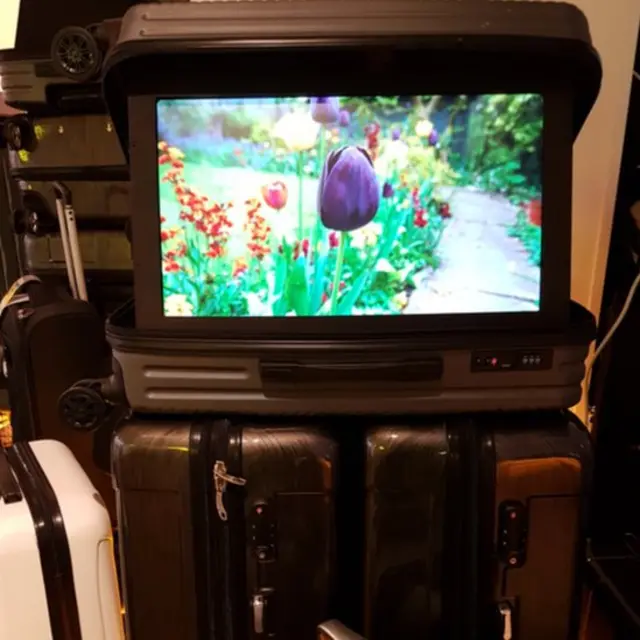 Pantalla con recuerdos dentro de una maleta.