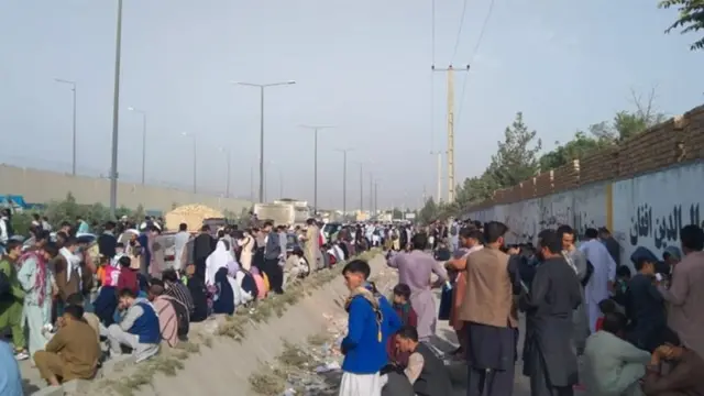 الناس احتشدوا خارج مطار كابل.