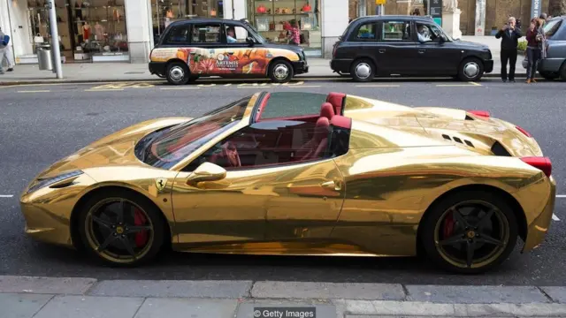 गोल्ड प्लेटेड कार