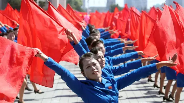 Mujeres con banderines
