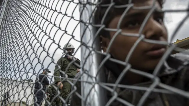 Yunanistan'daki Moria kampında tutulan Pakistanlı bir çocuk