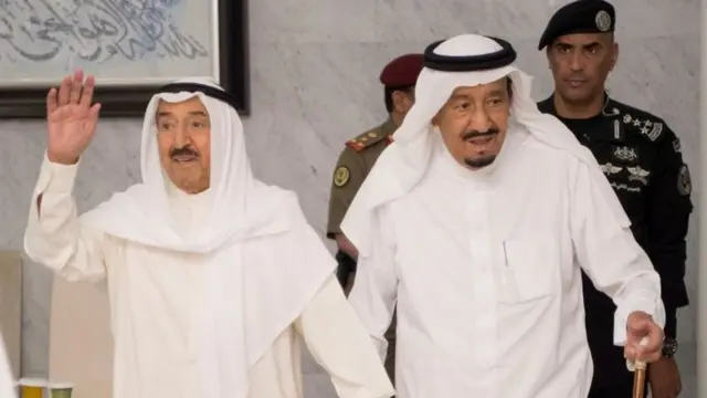 شیخ صباح (چپ) در کنار ملک سلمان، پادشاه عربستان در سال ۲۰۱۷