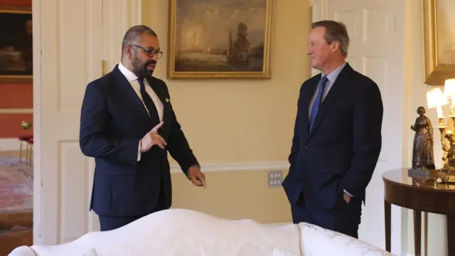 克莱弗利（左）与卡梅伦勋爵（右）在唐宁街10号内交谈（13/11/2023）