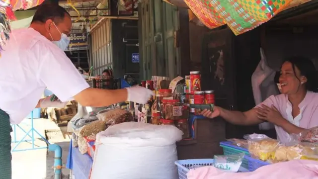 ကလောစျေးအတွင်း ကိုယ်စားလှယ်လောင်း တစ်ဦးမဲဆွယ်နေစဥ်