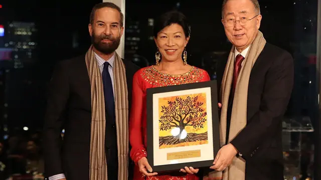 Kathy Matsui con el Premio Ban Ki-Moon por el empoderamiento de las mujeres