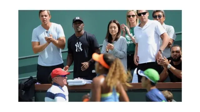 Tamaki (centro), aplaude a Naomi Osaka durante el US Open 2018