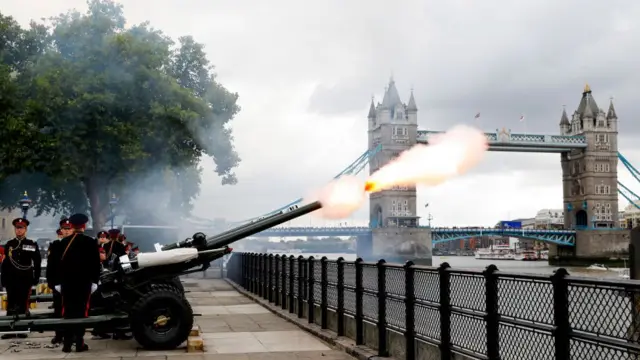 Salva de tiros na Tower Bridge, em Londres