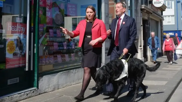 2015년 자신의 안내견이었던 코스비와 선거 운동 활동을 하고 있는 영국 데이비드 블런킷 의원