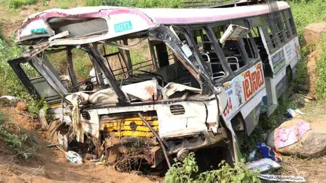 ప్రమాదానికి గురైన బస్సు