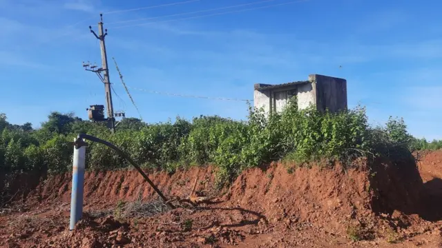 స్వల్పకాలంలోనే భారీగా తవ్వకాలు జరిగినట్టు స్థానికులు చెబుతున్నారు.