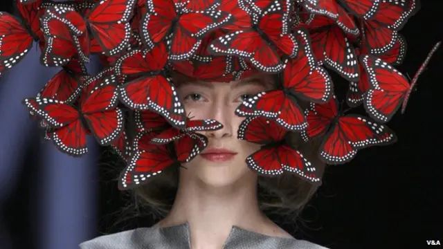 McQueen show at V&A to open all night - BBC News